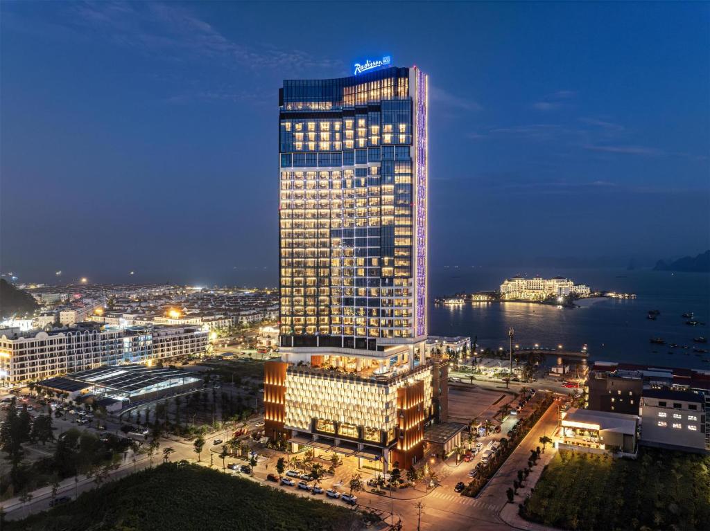 Combo 2N1Đ Radisson Blu Hạ Long Bay – Chạm Đỉnh Nghỉ Dưỡng Xa Hoa | Savingbooking.com